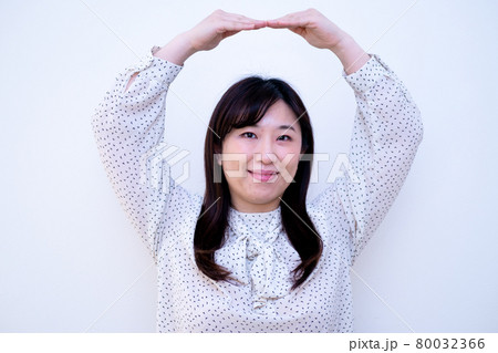 手で大きな丸を作る女性 80032366