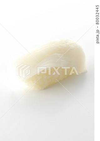 真いかの握り寿司のみを白背景で単品撮影 真いかの握り寿司のみを白背景で単品撮影 80032445