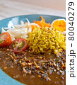 スパイスカレーと黄色いターメリックライスのアップ 80040279