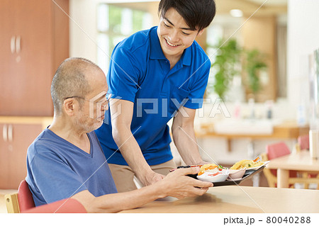 高齢者に配膳をする介護士 80040288