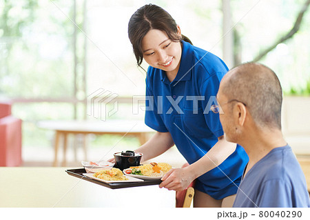 高齢者に配膳をする介護士 80040290
