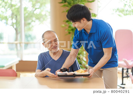 高齢者に配膳をする介護士 80040291