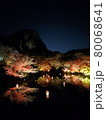 水面の紅葉 80068641