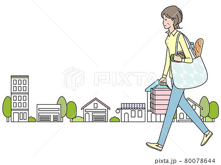 買い物帰りに街なかを歩く中高年の女性 80078644