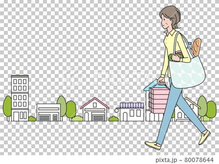 買い物帰りに街なかを歩く中高年の女性 80078644