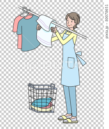 物干し竿に洗濯物を干すエプロン姿の中高年の女性 80078651