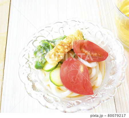 オクラと卵焼きと夏野菜のうどんのクローズアップ 80079217