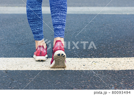 前に向かって歩き出す様子 80093494