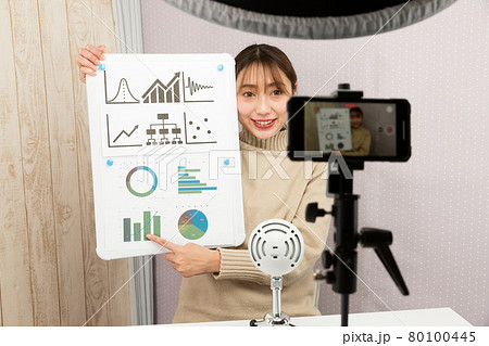 スマートフォンで動画を撮影する女性 80100445