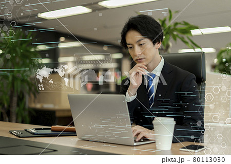 オフィスで仕事をする男性　ビジネスマン 80113030