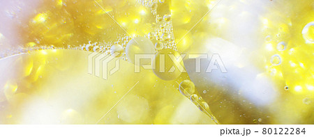 Gold Oil bubbles close up. circles of water macro. abstract shiny yellow background. banner 80122284