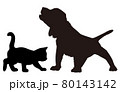 2匹の子犬と子猫のシルエットのイラストセット 80143142