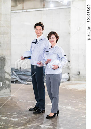 建築現場を見廻る工事関係者の男女2人 建築現場を見廻る工事関係者の男女2人 80143300