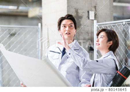建築現場で図面を見ながら点検する男女 建築現場で図面を見ながら点検する男女 80143645