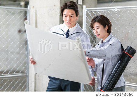 建築現場で図面を見ながら点検する男女 建築現場で図面を見ながら点検する男女 80143660