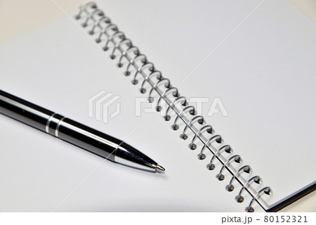 【メモ帳とボールペン】文房具　筆記用具　書く 80152321