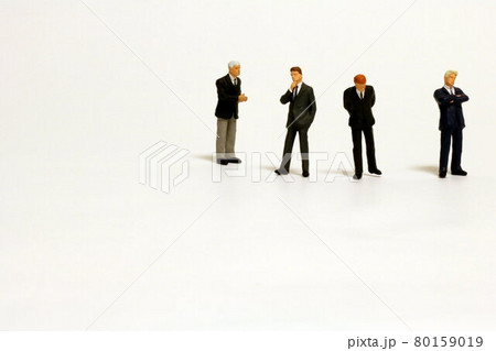 何かを言おうとする人と考え込む人 speaking man & considering men 何かを言おうとする人と考え込む人 speaking man & considering men 80159019