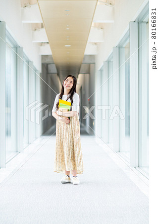 校内を歩く若い学生 80166831