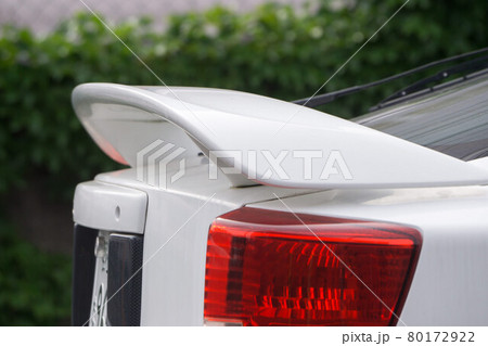 乗用車のトランクスポイラー	 80172922