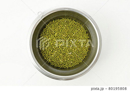 水に浸した緑豆 80195808