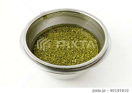 水に浸した緑豆 80195810