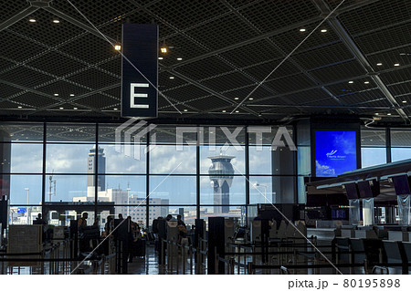 成田空港　第1旅客ターミナルビル　出発ロビーから管制塔 80195898