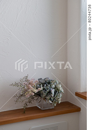 トイレに飾られたドライフラワーの写真素材