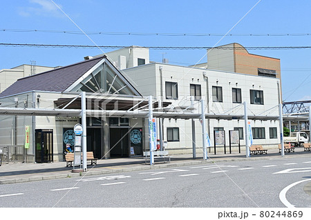 米原駅の出入り口のバス停前 80244869