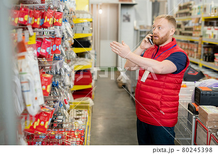 Confident manager talking to client on smartphone 80245398