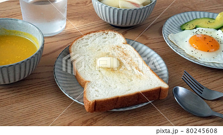 トーストと卵、アボカドの健康的な朝食 80245608