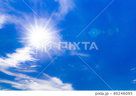 夏の青空と太陽 80246095