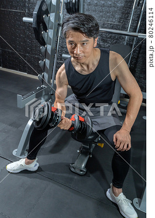 ジムでダンベルで身体を鍛えるミドルエイジの男性 ジムでダンベルで身体を鍛えるミドルエイジの男性 80246114