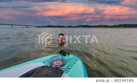 夏の海でサップボードを遊んでいる可愛い子供の様子と綺麗な夕焼けの風景 夏の海でサップボードを遊んでいる可愛い子供の様子と綺麗な夕焼けの風景 80246189
