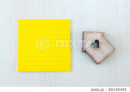 Blank Post note paper sheet or sticky sticker with houses model. Saving money preparing for new house concept Blank Post note paper sheet or sticky sticker with houses model. Saving money preparing for new house concept 80246493
