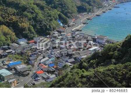 上から望む港町 80246685