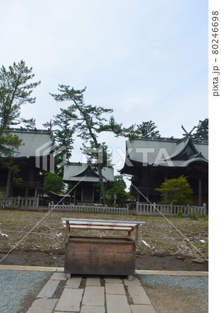 阿蘇神社の一の神殿(左)・二の神殿(右)・三の神殿(中央奥)(熊本県阿蘇市一の宮町宮地3083-1) 阿蘇神社の一の神殿(左)・二の神殿(右)・三の神殿(中央奥)(熊本県阿蘇市一の宮町宮地3083-1) 80246698