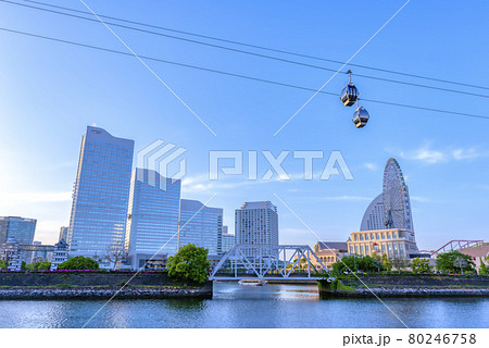 横浜桜木町の都市風景 クイーンズスクエアとロープウェイ 横浜桜木町の都市風景 クイーンズスクエアとロープウェイ 80246758