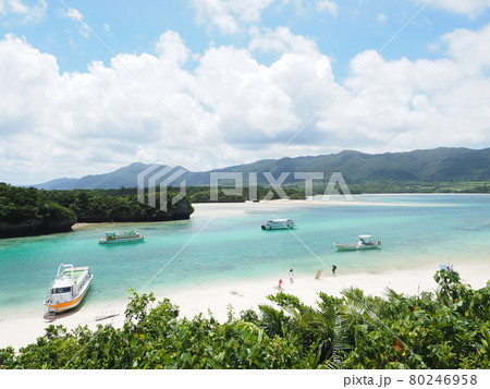 石垣島川平湾 青い海に浮かぶ観光船 石垣島川平湾 青い海に浮かぶ観光船 80246958