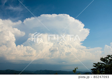 夏の積乱雲・かなとこ雲 夏の積乱雲・かなとこ雲 80247093