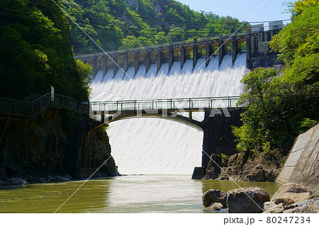 放流中の千苅ダム(兵庫県神戸市北区) 放流中の千苅ダム(兵庫県神戸市北区) 80247234
