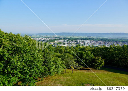 明野ヶ丘公園の展望台から、幕別の町並みを見る 80247379