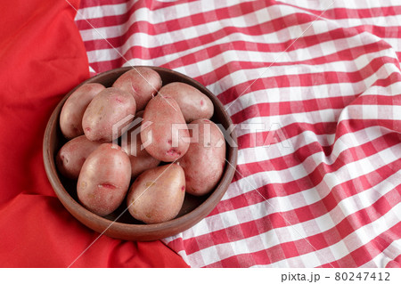 Fresh raw potatoes Fresh raw potatoes 80247412