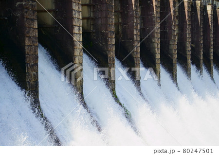 放流中の千苅ダム(兵庫県神戸市北区) 放流中の千苅ダム(兵庫県神戸市北区) 80247501