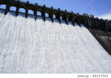 放流中の千苅ダム（兵庫県神戸市北区） 80247505