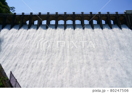 放流中の千苅ダム（兵庫県神戸市北区） 80247506