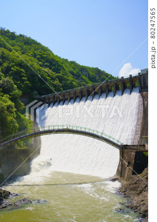 放流中の千苅ダム(兵庫県神戸市北区) 放流中の千苅ダム(兵庫県神戸市北区) 80247565