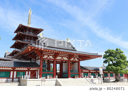 四天王寺の中門（仁王門）と五重塔 80248071