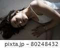 寝そべる女性のポートレート 80248432