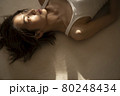 寝そべる女性のポートレート 80248434