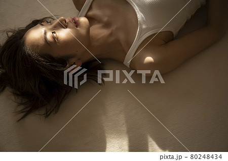 寝そべる女性のポートレート 80248434
